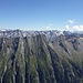 Wilde Berge im Osten. Im Hintergrund reicht die Fernsicht bis zum Großvenediger.