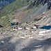 Tiefblick zu den Seen während des Aufstieges. Ganz unten ist sogar die Berliner Hütte erkennbar.