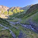 <b>Parcheggio la bici vicino alle auto dei rifugisti e alle 7:50 mi incammino sul sentiero bianco/rosso in direzione della Capanna Scaletta. Il percorso si sviluppa fra riali e innumerevoli pietre e macigni che si superano compiendo delle serpentine. </b>