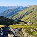 <b>Alle 8:50 arrivo al bivio per la capanna, 250 m a nord-ovest della stessa. Il sentiero continua su sfasciumi di scisti neri, in un paesaggio che, complice la bellissima luce e i nevai ancora presenti, diventa sempre più affascinante. </b>