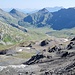 <b>Poco prima di raggiungere la cresta, a circa 2690 m di quota, mi imbatto in un sentiero demarcato con bolli azzurri. Alla quota di circa 2710 m pervengo all’ampia dorsale, pianeggiante, che si percorre molto comodamente. </b>