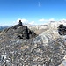 <b>Alle 11:13, dopo 3 h e 53 min dalla partenza, raggiungo per la prima volta il Pizzo Corói (2785 m). <br />Non sono solo. Un altro escursionista è seduto a pochi metri dall’omino di pietre. Non c’è il libro di vetta: devo rinunciare ai saluti agli amici di Hikr.org. </b>