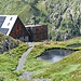 <b>Dalla dorsale impiego un’ora per raggiungere il sentiero del fondovalle, dal quale proseguo fino alla Capanna Scaletta (2205 m), dove mi ristoro, chiacchierando con escursionisti provenienti dalla mia regione.</b>