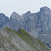 Vorne Handschuhspitze - dahinter von links nach rechts: Wamperter Schrofen, Marienspitzen, Grünstein