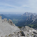 links der dritte der drei fast gleichhohen Wannig-Gipfel mit Ehrwald und Zugspitze im Hintergrund