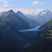 Der Stausee Lago di Lei (1931m) mit dem vegletscherten Pizzo Stella (3163m). Links vom künstlichen See sind das Schiahorn (2636,1m) und die Cima di Pian Vacca (2863m).