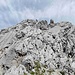 Der unterste Aufschwung im Südgrat des Jungfernkarkopfs. Erst durch die Rinne hoch und dann unter dem gelblichen Turm über ein Band links in die Wand raus.