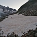 Die Geröllterassen bei P.2592. Der Schnee machte die Querung natürlich recht angenehm. Hinten sieht man die Rippe ("Tiertossen"), die unten umlaufen werden muss.