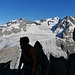 Eine bärtige Schattengestalt vor dem Anugletscher. Darüber Grosshorn und Mittaghorn.