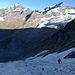 Aufstieg über den kleinen, aber spaltenreichen Gletscher. Hinten Lauterbrunner Breithorn und Grosshorn.