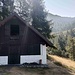 E subito si incontra il Rifugio Pozzolo, a 1640 m di altitudine, raggiunto dopo aver superato 1400 m di dislivello; poco più su si vedono alcuni edifici dell’Alpe Pozzolo.