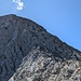 Beim Schlussaufstieg sind die plattigen Felsen wirklich recht steil. Aber durch Risse und über Simsen kommt man doch relativ einfach hoch. (Der Aufstieg erfolgt auf der rechten Seite).