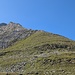Bis auf 2600 m ü. M geht es einfach über Grashänge hoch (T3).