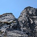 Bereits beim ersten Gratzacken im Vordergrund wird T5, II erreicht. Der zweite Gratzacken (oben rechts) sieht von unten noch schlimmer aus, aber lässt sich gut durch einen Riss in der Mitte ersteigen.