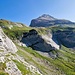 Bis hierhin war es, ausser dass es steil war, kein Problem.<br />Links der Aufstieg, beim Einstieg hat es zum Glück ein Seil, denn dort musste ich Aron behilflich sein,danach musste im Gras weiter gekraxelt werden.<br />