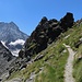 On s'approche du col de Riedmatten. En contrebas, le Pas de Chèvres