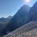 Jetzt einmal gaaanz zurück bis unter die Steinkarspitze. Erfreut nehme ich zur Kenntnis, dass der Weg im Schatten liegt.