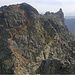 Meine Route durch die Flanke des Frygebirg Ostgipfels. Oberhalb ist die Schlüsselstelle mit Bohrhaken eingezeichnet. Schätzungseweise auch im III.Grad