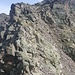 Aufstieg auf den Madrisa Westgipfel. Hauptsächlich Gehgelände rechts der Gratschneide. Später (nicht mehr auf dem Foto) kommt eine kurze IIer Stelle auf das Gipfelplateau, gefolgt von den 2 beschriebenen Abstiegsvarianten.