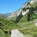 auf breitem Schotterweg Richtung Tannalp. die Wegführung ist gut zu erkennen