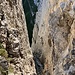 Blick in die Abstiegsrinne. Es gäbe sogar die Möglichkeit zum Abseilen. Mithilfe der Schlinge liess sich die schwierigste Stelle aber gut abklettern.