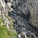 Hier steigt man entweder wieder in die Rinne und klettert dann auf der rechten Seite (siehe Toni) hoch zum Kopf der Rinne (unser Abstieg) oder man bleibt links im Steilgras (unser Aufstieg).