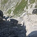 Blick in den oberen sehr brösligen Teil der Rinne. Vermutlich wurde hier der Steinschlag ausgelöst, der mich getroffen hat.