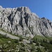 Auf dem Wanderweg oberhalb des Spaneggsees beeindruckt die Mürtschenstock Westwand.