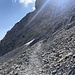 Schwer im Gegenlicht erkenntlich sind die durch Lawinen maltretierten Seile und Verankerungen welche den alten Weg darstellten und heute nützlich zur Umgehung des Schneefelds waren