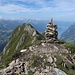 Gipfelsteinmann mit Walensee im Hintergrund