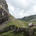 Nach dem Kamin gehts auf Wegspuren an den Fuss einer Schlucht...