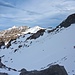Eine Hangtraverse auf ca. 2380m leitet über in die W-Mulde des Ruchstocks. Brisen und Chaiserstuel sehen noch wenig winterlich aus.