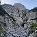 Linkerhand bei einem roten Pfeil beginnt die Route (kurze Stelle II)