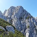 Sobald man den Gipfelgrat erreicht hat, enden die Markierungen. Den Gipfel habe ich direkt erklettert (Felsrippe links in der Sonne)