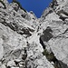 Nach einer kurzen Gipfelrast habe ich dann über diese plattige Rinne in die Westseite abgeseilt (ein 30-Meter Seil reicht völlig aus)