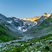 Früh morgens grüßt das Rheinwaldhorn und der schwindende Läntagletscher.