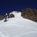 Letzte Meter zum <strong>Beverin Pintg</strong> (2587 m); auf dem Bild ist zwischen den zwei Felsen die kurze &quot;Rinne&quot; zu sehen, durch die mit den Skiern Schritt f&uuml;r Schritt&nbsp;&quot;hinaufgetr&auml;ppelt&quot; wird; der Aufstieg zum Beverin Pintg ist die skitechnisch anspruchsvollste Stelle des Aufstiegs.