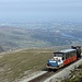 dem Bahntrassee entlang zum Gipfel; tief unten sieht man Llanberis 