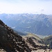 Der Blick schweift hinüber zum wilden Geigenkamm.