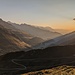 Sonnenaufgang; die Straße unten führt zur Maighels Hütte