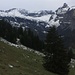 Blick oberhalb der Alp Turren auf Glogghüs (2534m) und Haupt (2534m), zwei schöne Alpinwandergipfel der Region.