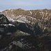 Blick von der Alp Stock (1515m) zum Arnigrat mit dem Wandelen (2105m) und Astelhorn (2084m).