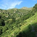 Auf dem Maultierweg verlässt man den Weiler Campello Monti.
