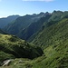 Ein Blick zurück zum Aufstiegsweg, unter dem der Abgrund lauert.