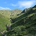 Oberhalb eines Abbruchs quert der Steig schließlich wieder in den Graben des Rio Fornale und führt auf die andere Seite.