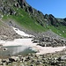 In einer Senke unter der Kammhöhe findet sich ein kleiner See.