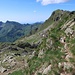 Oberhalb eines Abbruchs führt der Steig hinauf zu einer Verzweigung nahe der Kammhöhe mit abgebrochenen Wegweisern.
