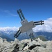 Auf der Montagna Ronda findet sich ein seltsames Gipfelkreuz.