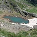 Ein kleiner See liegt in einer Mulde.