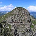 Vom Vorgipfel zeigt sich die Cima Capezzone mit steilem Abbruch.